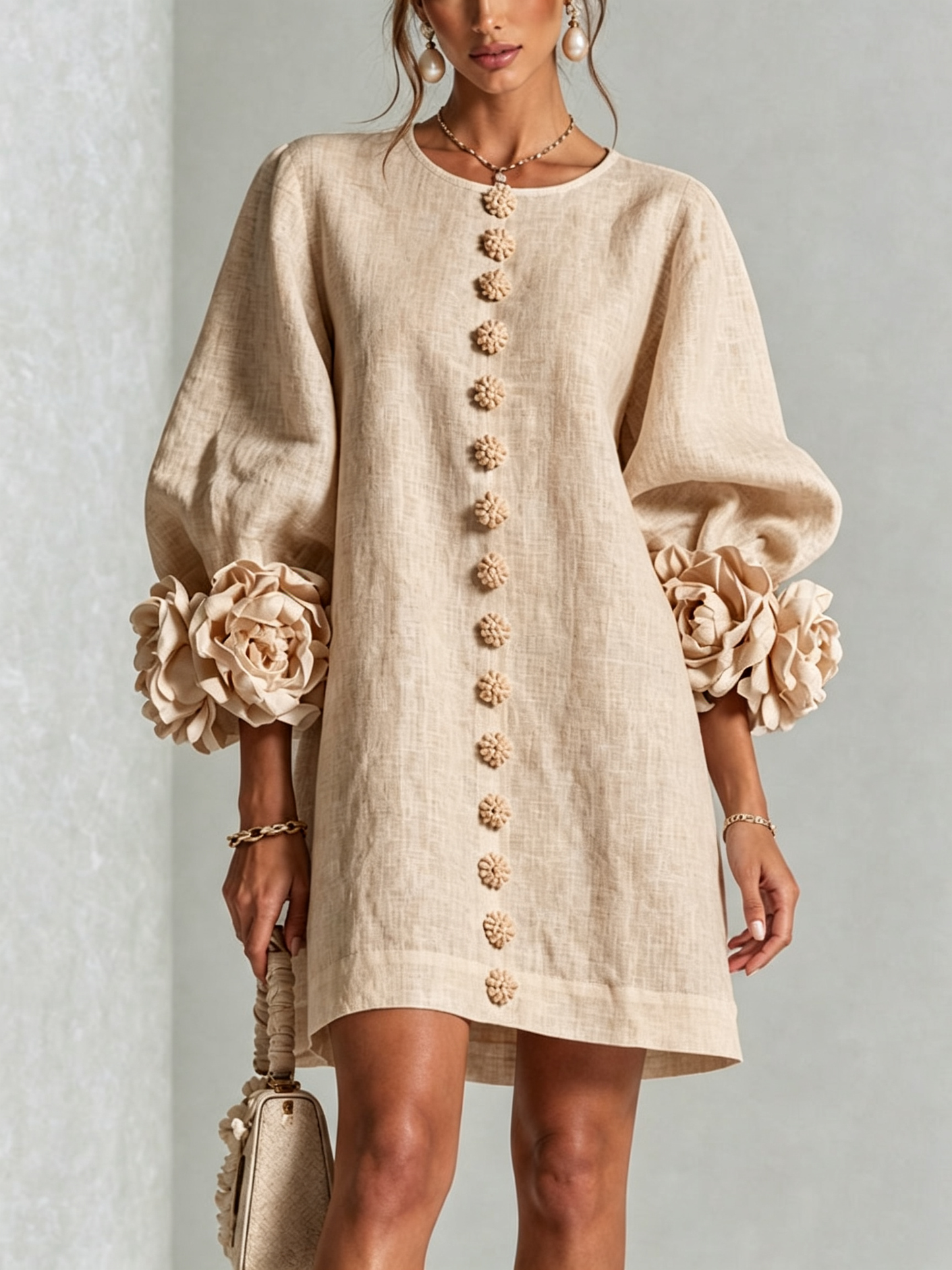 Ambra | Vestido de lino con puños de rosas, beige