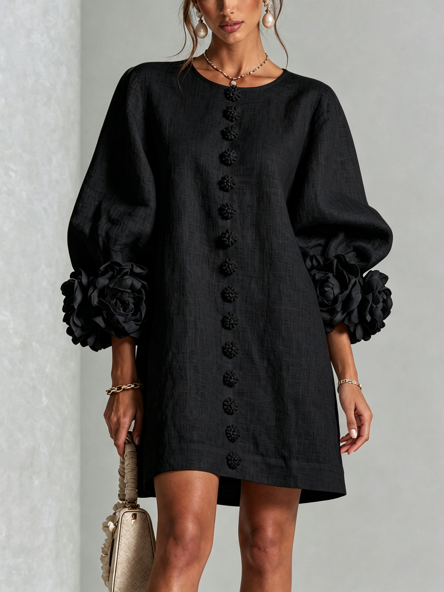 Cecilia | Vestido de lino con puños de rosas, negro