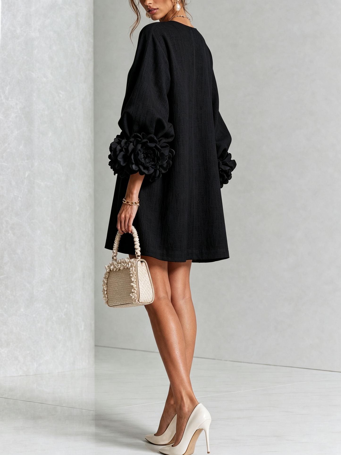 Cecilia | Vestido de lino con puños de rosas, negro
