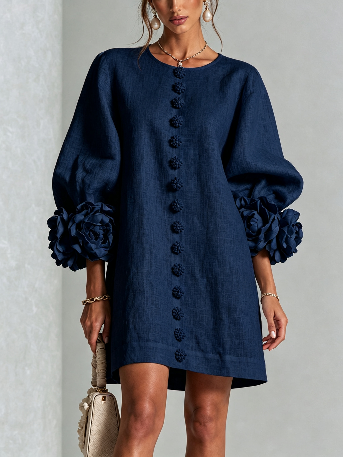 Marina | Vestido de lino con puños de rosas, azul marino
