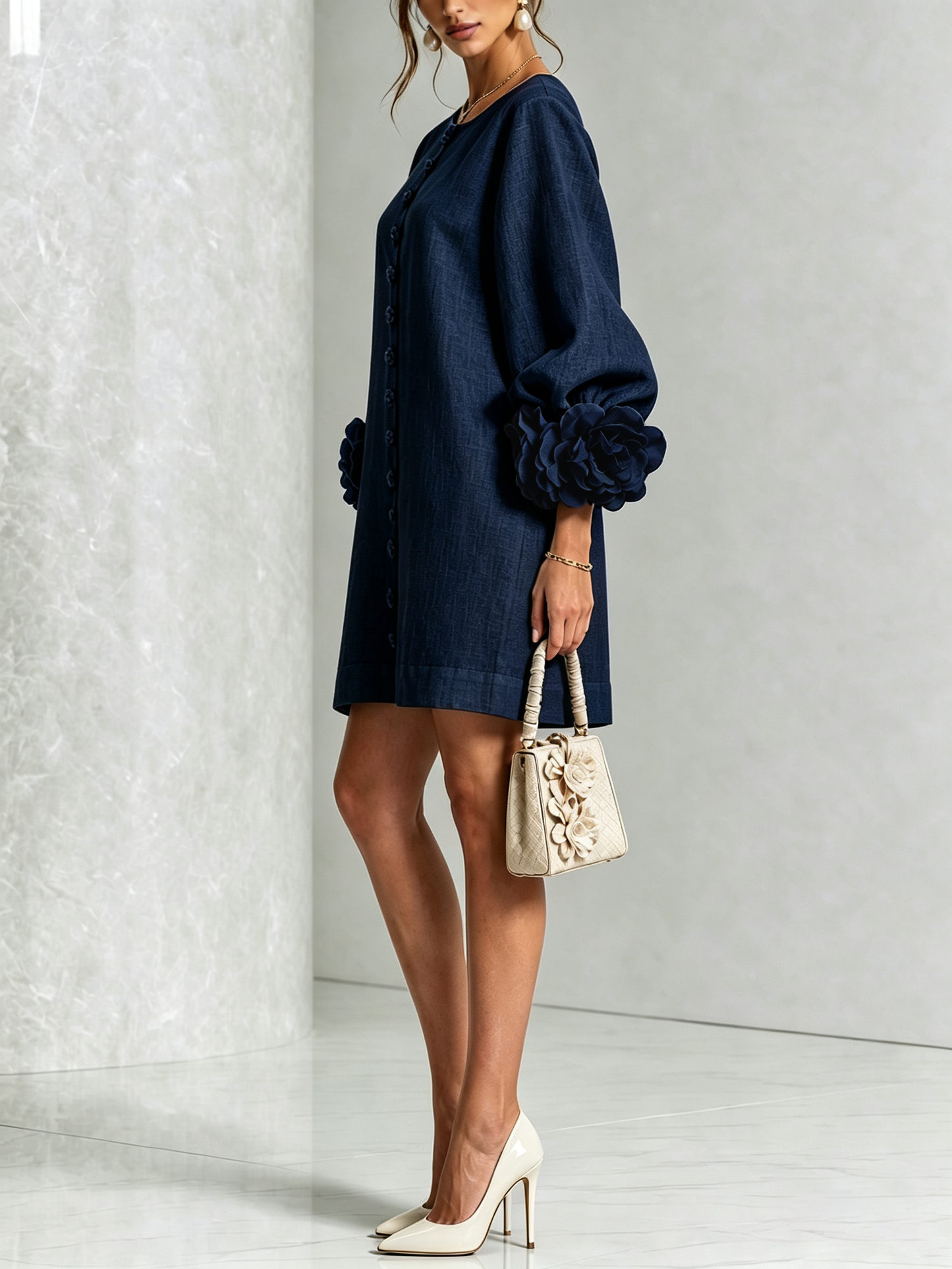 Marina | Vestido de lino con puños de rosas, azul marino