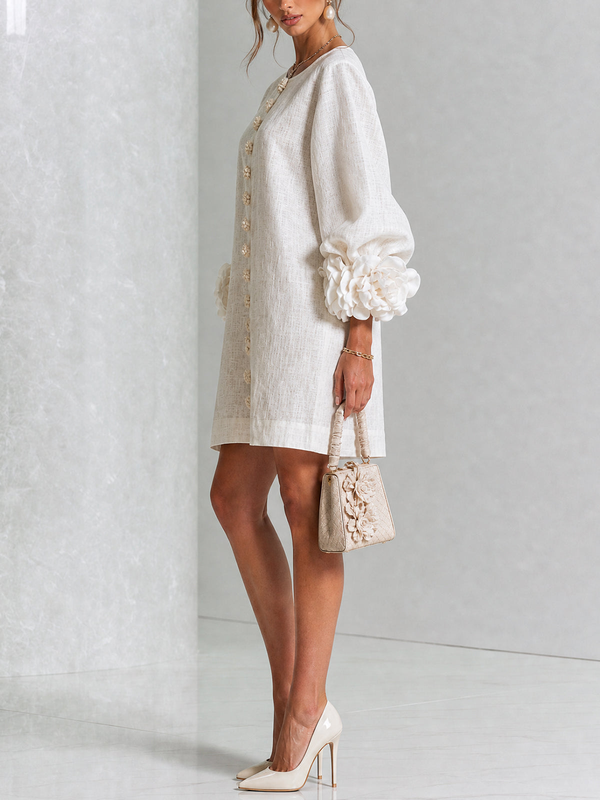 Chiara | Vestido de lino con puños de rosas, blanco