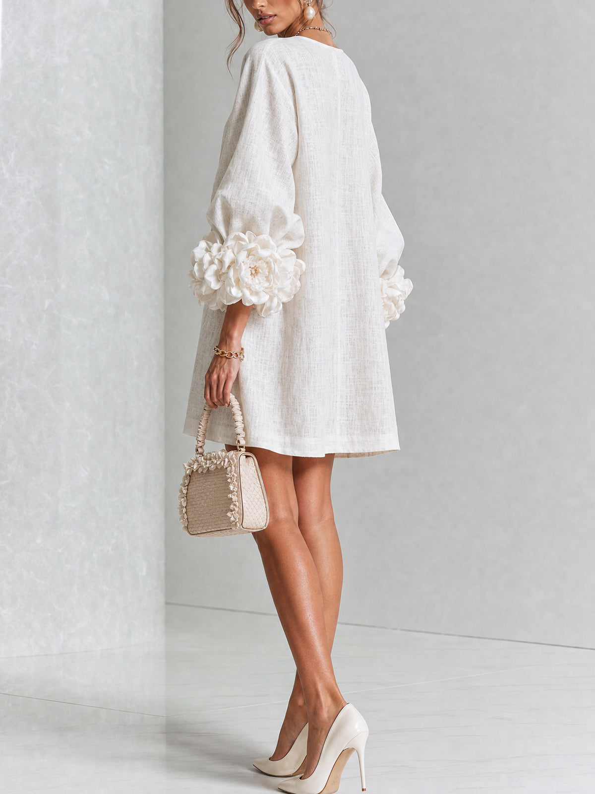 Chiara | Vestido de lino con puños de rosas, blanco