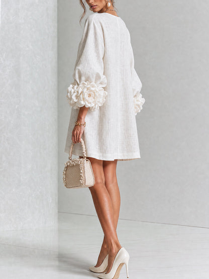 Chiara | Vestido de lino con puños de rosas, blanco