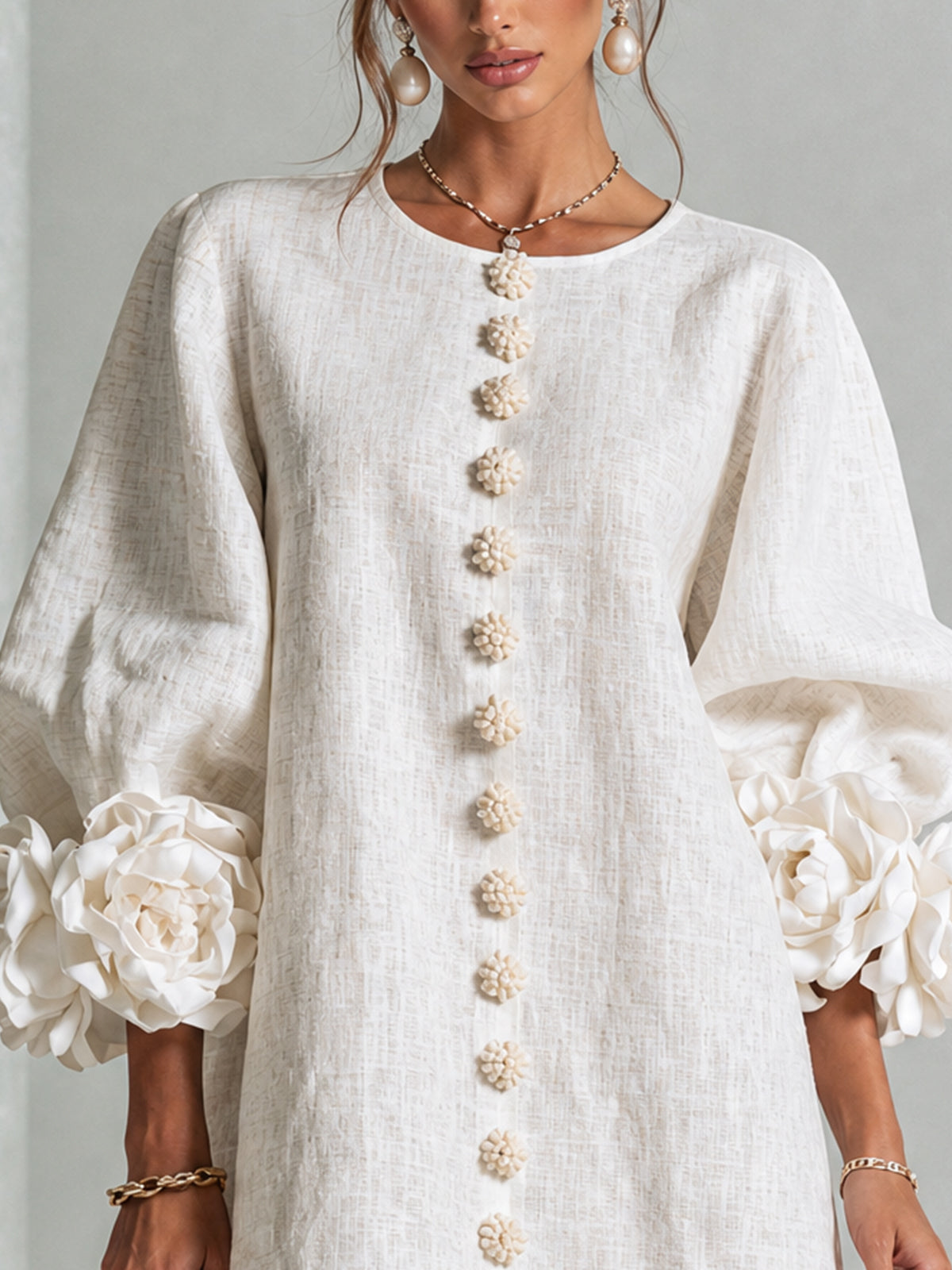 Chiara | Vestido de lino con puños de rosas, blanco