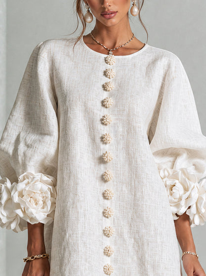 Chiara | Vestido de lino con puños de rosas, blanco